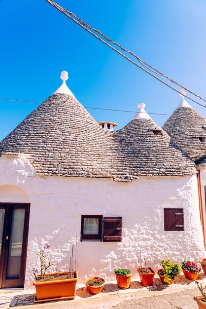 Foto esterno dell'edificio contro un cielo blu limpido