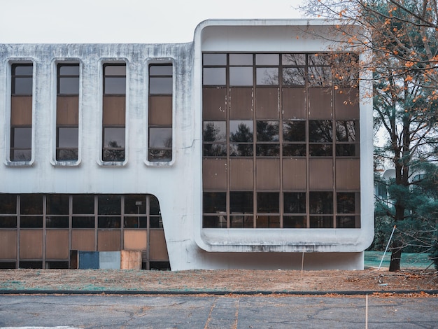 明るい空に照らされた建物の外観