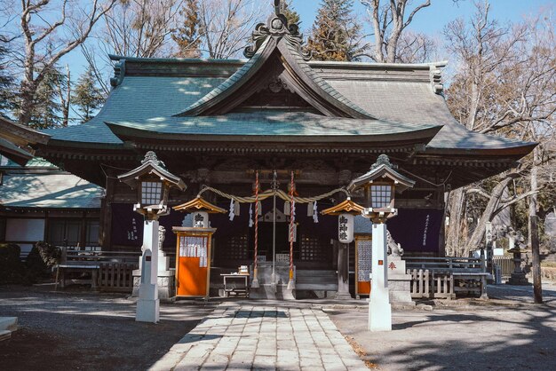 空に照らされた建物の外観