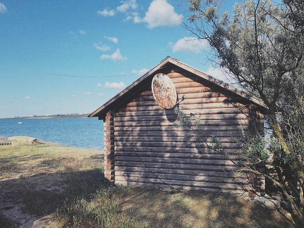 Foto esterno dell'edificio dal mare contro il cielo