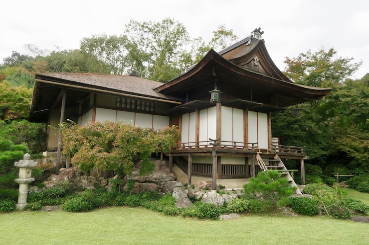 Photo 空に照らされた木々による建物の外観