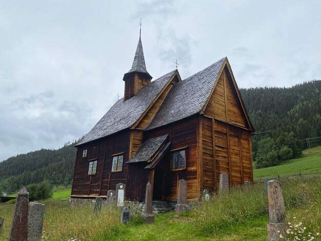 Foto esterno dell'edificio sul campo contro il cielo