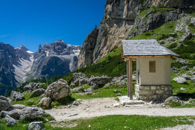 Foto esterno di una struttura costruita contro un cielo blu limpido