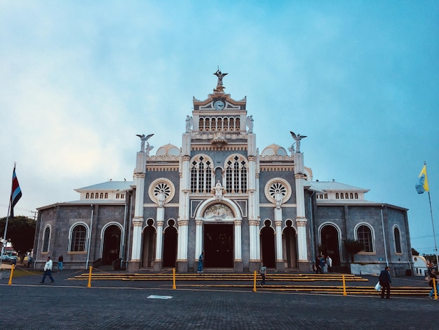 Photo exterior of cathedral against blue sky