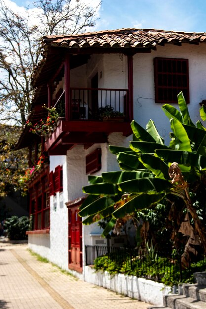 Foto esterno di una casa coloniale a medellin decorata in tonalità rossa