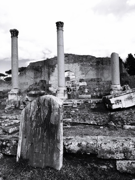 Foto esterno di un edificio storico danneggiato contro il cielo