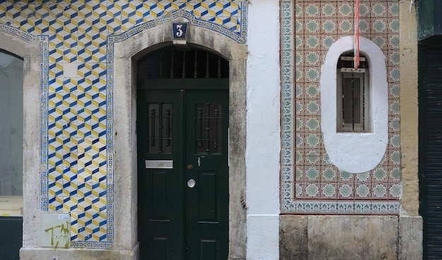 Foto facciata esterna ricoperta di piastrelle tradizionali portoghesi su un edificio storico a lisbona, in portogallo