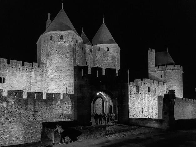 Photo exterior of fort against sky at night