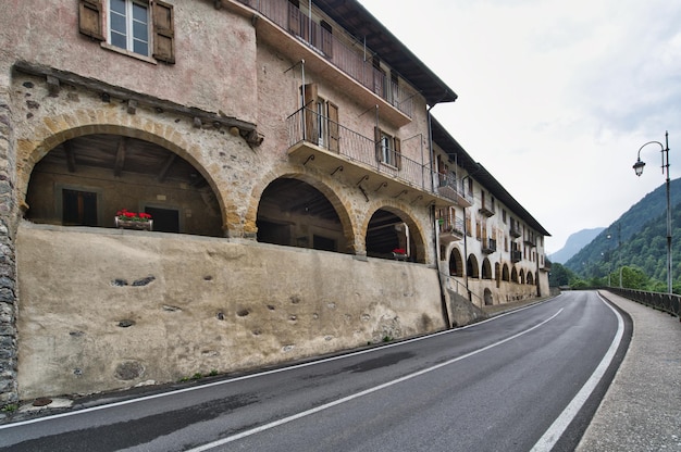 Esterno del porticato storico di averara