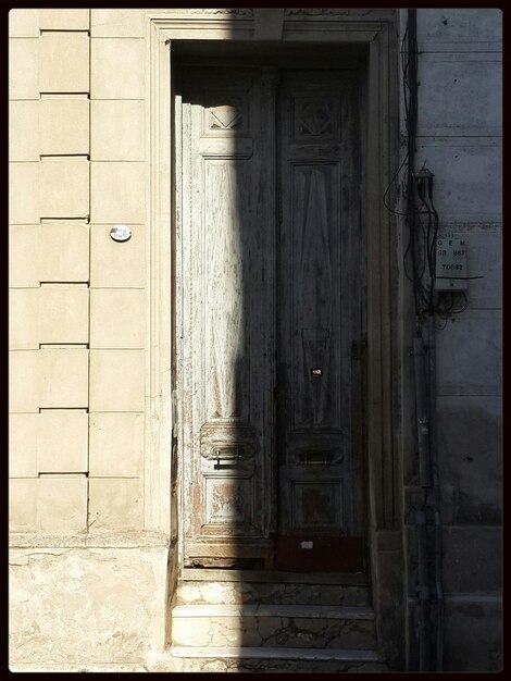 Photo exterior of house on sunny day