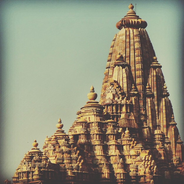Foto esterno del tempio di lakshmana contro un cielo limpido