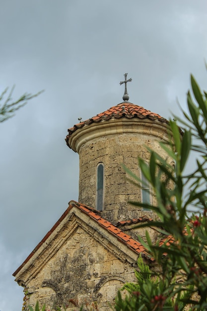 Photo exterior locations of the martvili monastery located on a hill in martvili