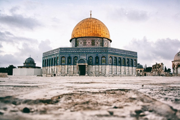 Foto esterno della moschea contro il cielo in città