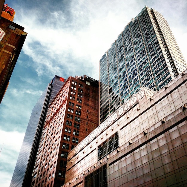 写真 天空に照らされた近代的な建物の外観