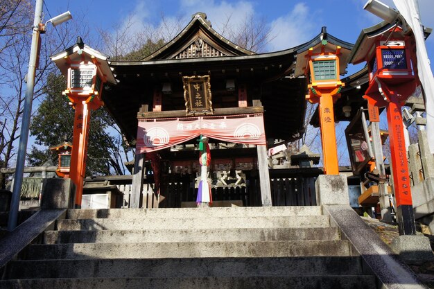 写真 天空に照らされた寺院の外観