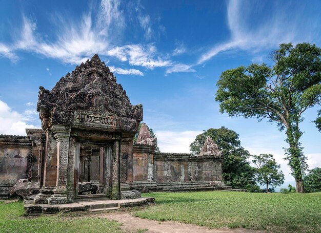 写真 天空を背景にした寺院の外観