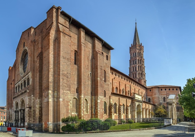 Foto esterno di un vecchio edificio contro il cielo in città