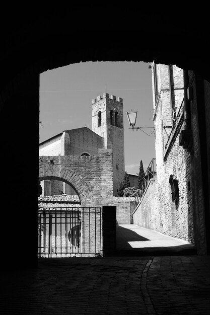 Foto esterno di un vecchio edificio contro il cielo