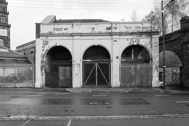 Photo exterior of old building by street