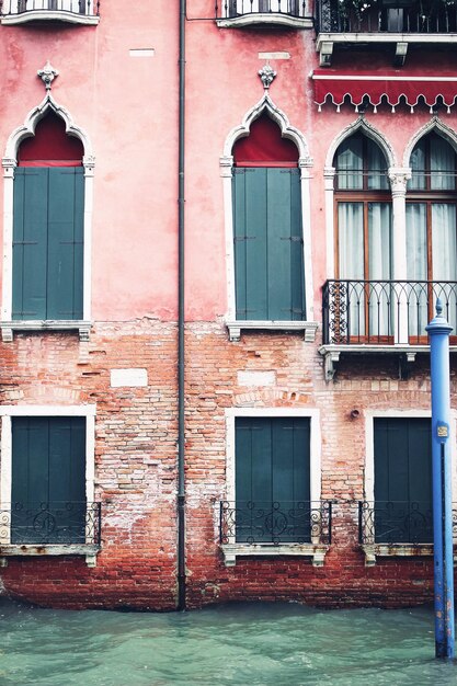 Foto esterno del vecchio edificio