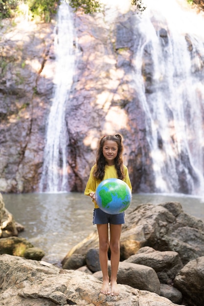 Foto ritratto esterno del bambino per la giornata mondiale dell'ambiente