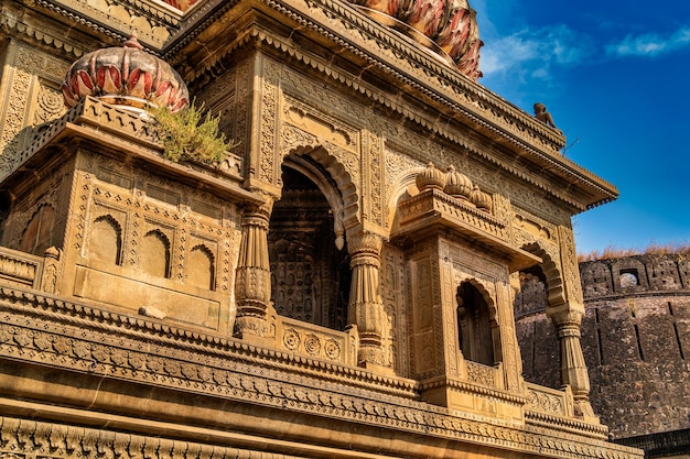 Riprese esterne del pittoresco punto di riferimento turistico maheshwar forte e tempio nel madhya pradesh in india questo monumento si trova sulle rive del fiume narmada