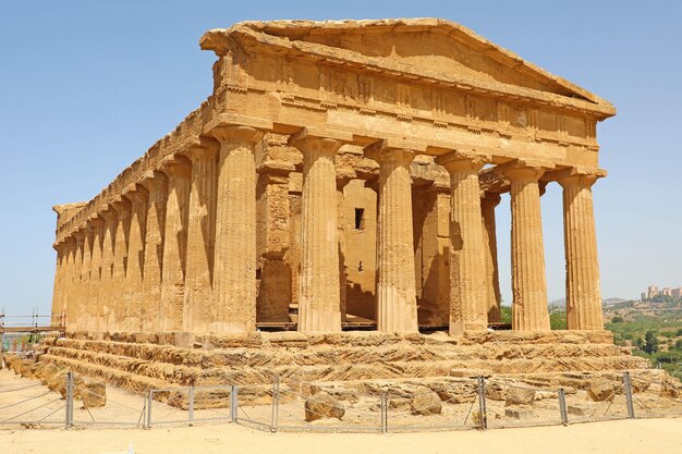 Foto esterno del tempio contro un cielo limpido