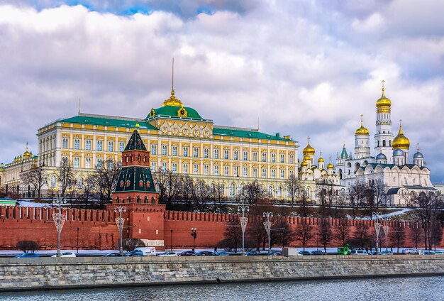 Экстерьер храма на фоне неба в городе