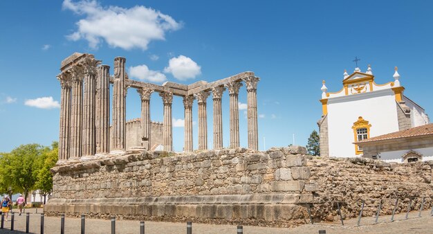 Foto esterno del tempio contro il cielo