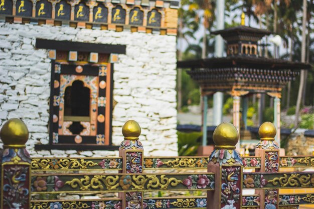 Photo exterior of temple outside building