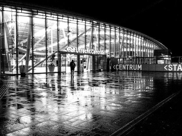 Photo exterior of utrecht centraal railway station at night