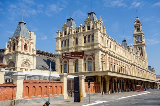 Photo exterior view of building of luz station and museum of portuguese language in sao paulo city famous urban train station