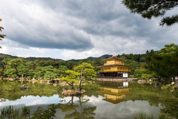 Foto vista esterna del padiglione d'oro al tempio kinkakuji noto anche come rokuonji