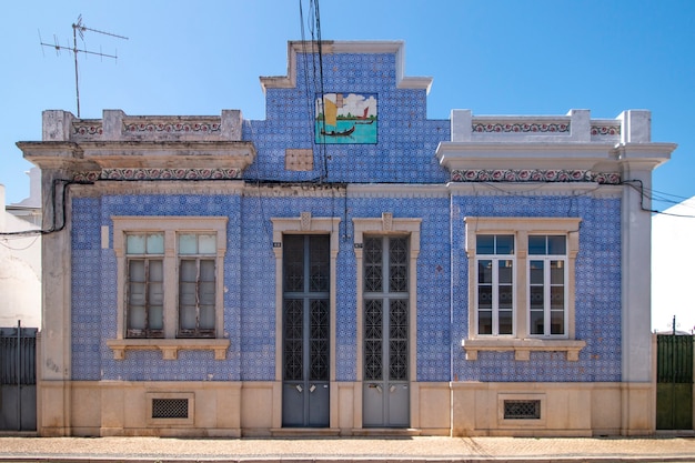 アルガルヴェの古い建物の典型的なポルトガル建築の外観。