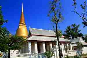 Photo exterior of wat bowonniwet vihara temple against blue sky