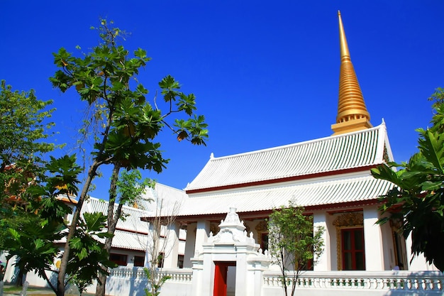 Photo exterior of wat bowonniwet vihara temple against blue sky