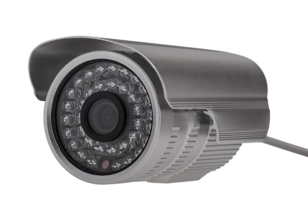 흰색 배경에 격리된 야간 LED 백라이트가 있는 외부 보안 감시 카메라