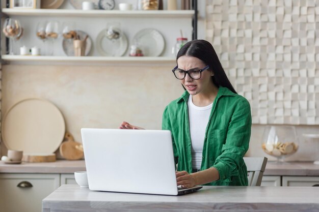 Externe baantechnologie en mensenconcept vermoeide of gestresste jonge vrouw met laptopcomputer aan het werk