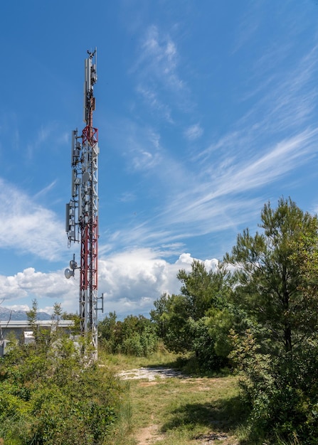 Externe mobiele zendmast en antennes op het platteland voor dataconnectiviteit