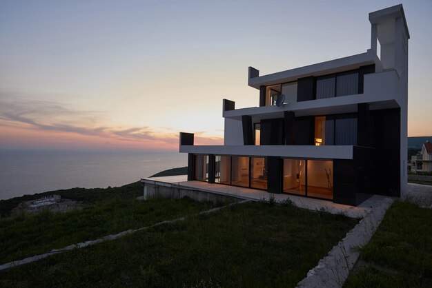 Externe weergave van een modern huis moderne villa bij zonsondergang