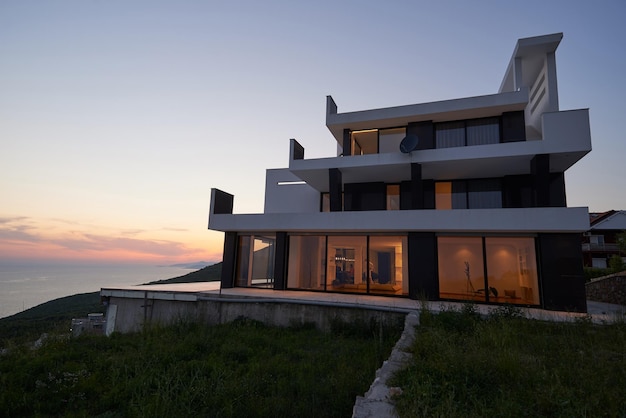 Externe weergave van een modern huis moderne villa bij zonsondergang