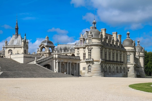 Externe weergave van het beroemde kasteel van Chantilly 1560, een historisch kasteel in de stad Chantilly Oise Picardie