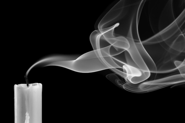 Фото Затушенная свеча с дымом (метафора смерти)