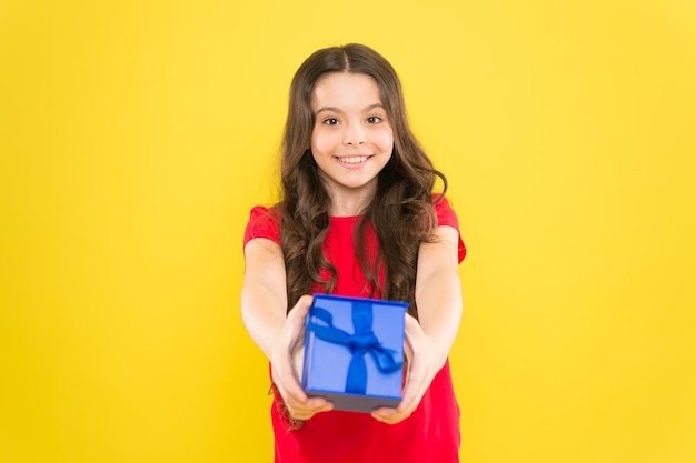 Extra bonus Een dankbaar gevoel voor een goed cadeau Verrassings- en aangename geschenkdoos Kind blije geschenkdoos Kind meisje verrukt cadeau Onverwachte verrassing Verjaardag vieren Verjaardagscadeau voor kinderen liefde