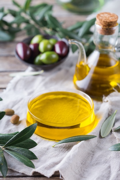 Foto extra vergine olijfolie op tafel