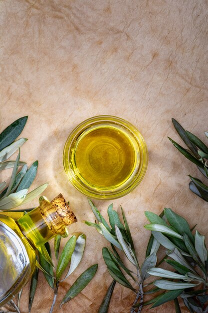 Olio extra vergine di oliva in una ciotola di vetro.