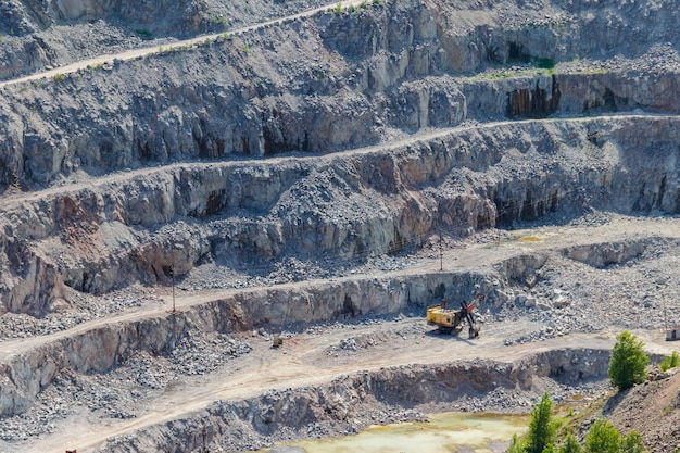 Estrazione di risorse minerarie nella cava di granito