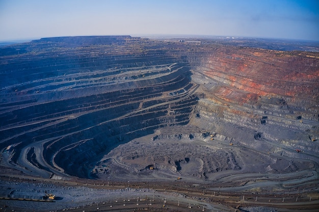 Estrazione di minerali con l'aiuto di attrezzature speciali nella calda luce della sera nella pittoresca ucraina. ripresa aerea panoramica con drone