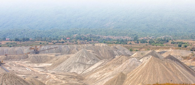 Extraction of sand and gravel in a sand pit using special machines