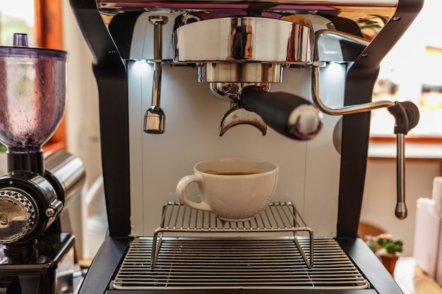 Extraheer koffie uit de koffiemachine in de coffeeshop